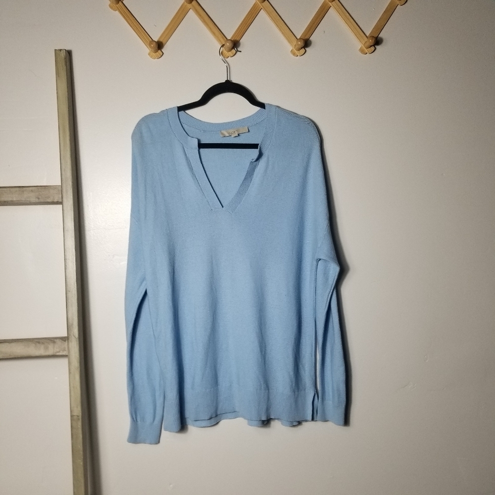 LOFT WOMEN'S LIGHT BLUE V-NECK SWEATER SIZE MEDIUM